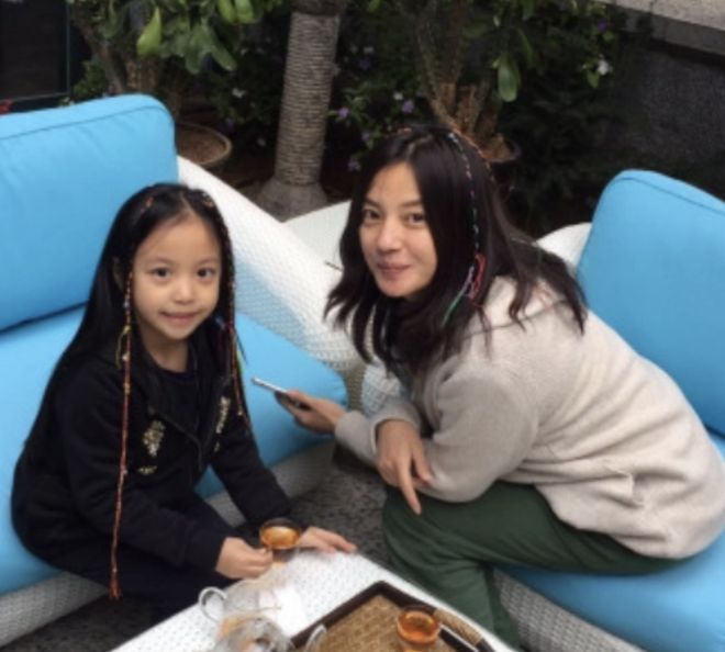 几百块裙子落落大方网友：神似妈妈赵薇ky开元棋牌15岁四月国外晒近照穿(图2)