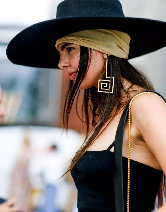 式造型独特无论哪种脸型都可以驾驭开元棋牌耳环是欧美时尚界风向标款(图1)