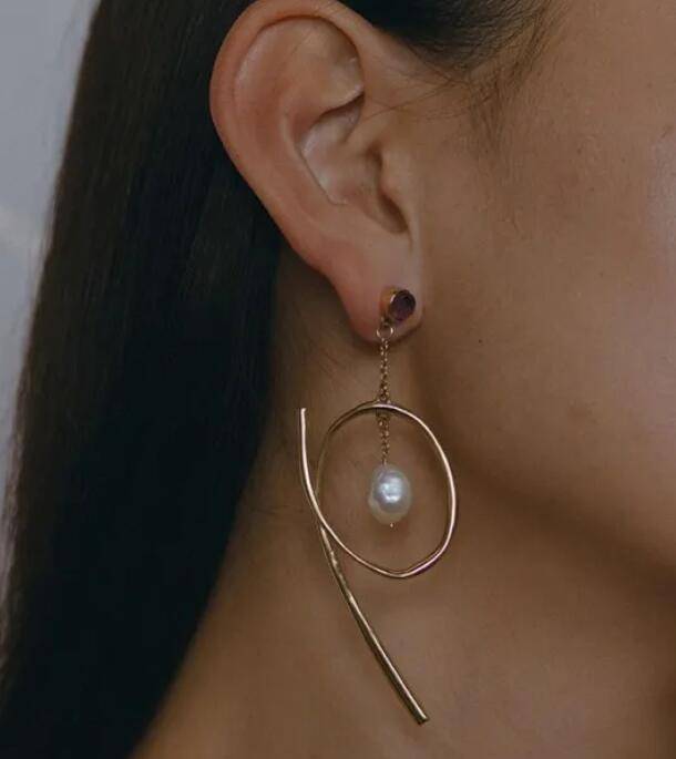 式造型独特无论哪种脸型都可以驾驭开元棋牌耳环是欧美时尚界风向标款(图2)