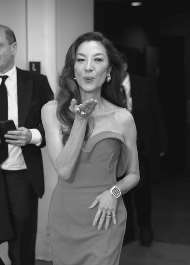 胸裙亮相《魔法坏女巫第二部》红毯！开元棋牌63岁杨紫琼一点不服老穿抹(图4)