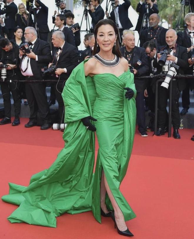 胸裙亮相《魔法坏女巫第二部》红毯！开元棋牌63岁杨紫琼一点不服老穿抹(图3)