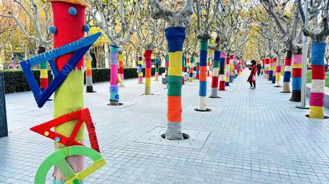 毛衣”啦！还是“多巴胺”穿搭开元棋牌网站海淀的梧桐穿“(图2)