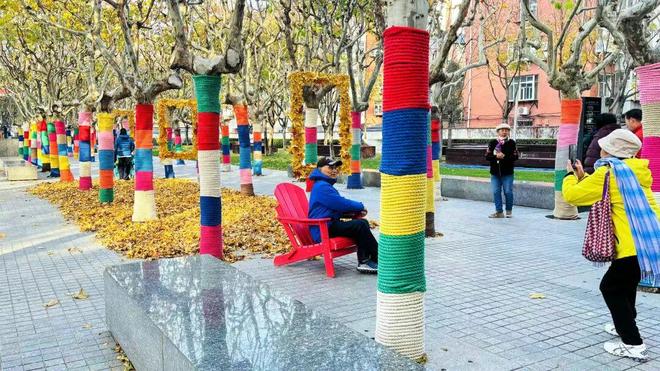 毛衣”啦！还是“多巴胺”穿搭开元棋牌网站海淀的梧桐穿“(图3)