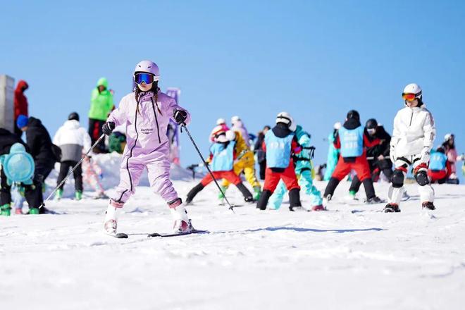 滑雪服被冻哭的年轻人焊身上了开元棋牌试玩
