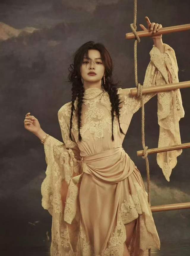 曦薇引发热议内娱的审美告别非赢即输开元棋牌试玩热搜炸了！徐若晗撞衫田(图2)