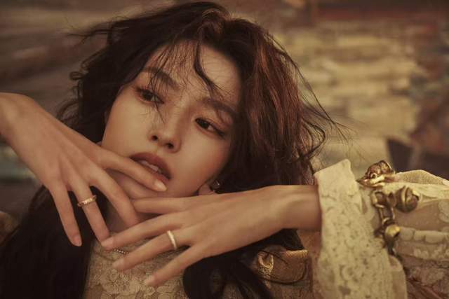 曦薇引发热议内娱的审美告别非赢即输开元棋牌试玩热搜炸了！徐若晗撞衫田(图8)