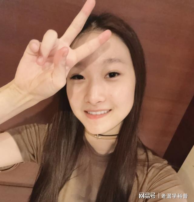 影17岁爱马像爸爸马伊琍妈妈真年轻ky开元棋牌马伊琍大女儿晒和姥姥合(图2)