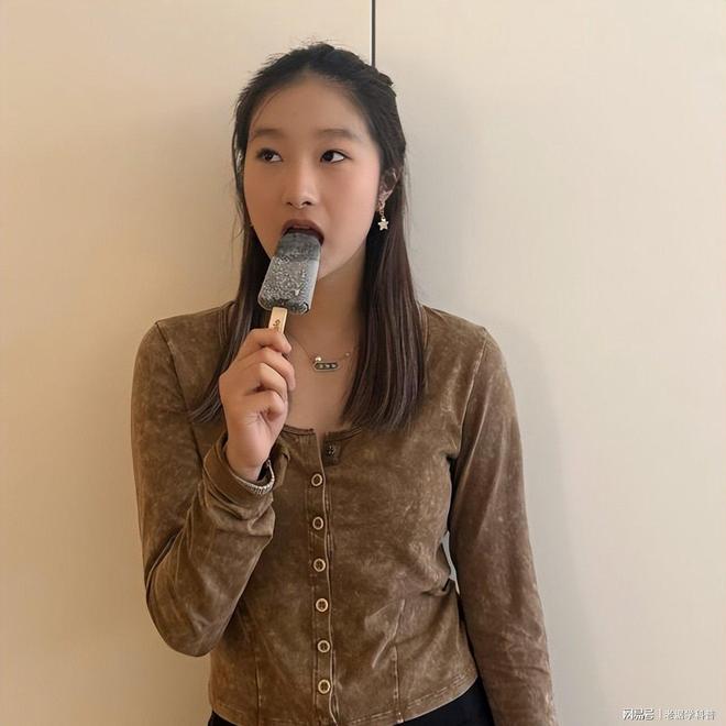 影17岁爱马像爸爸马伊琍妈妈真年轻ky开元棋牌马伊琍大女儿晒和姥姥合(图3)